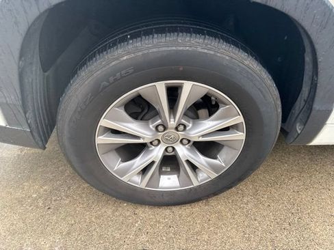 Used 2015 Toyota Highlander XLE FWD image 18