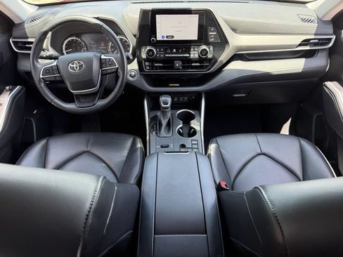Used 2023 Toyota Highlander XLE FWD image 11