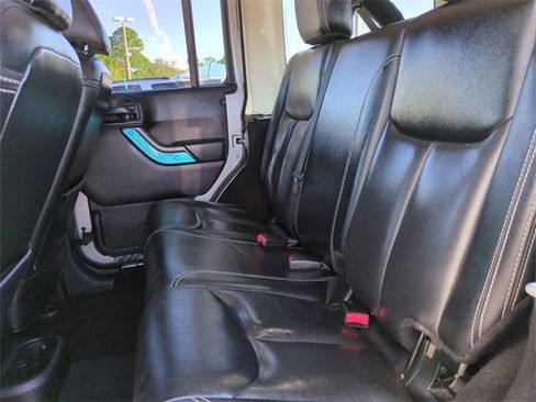Used 2015 Jeep Wrangler Unlimited Rubicon image 14
