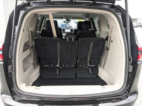 Used 2023 Chrysler Pacifica Touring-L FWD image 18