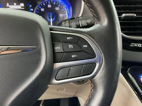 Used 2020 Chrysler Pacifica Touring-L FWD image 10
