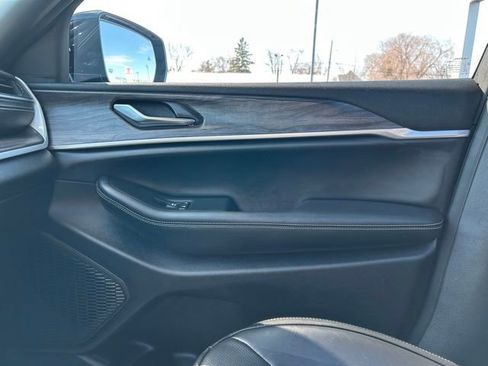 Used 2024 Jeep Grand Cherokee Limited w/ Luxury Tech Group II image 47