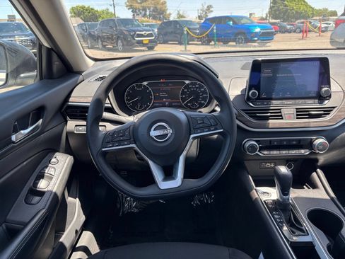 Used 2025 Nissan Altima 2.5 SV FWD image 34