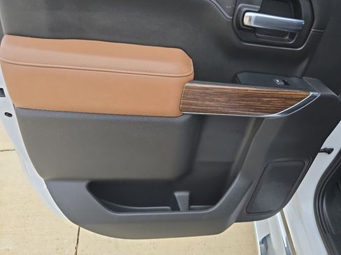 Used 2022 Chevrolet Silverado 1500 High Country w/ Technology Package image 12