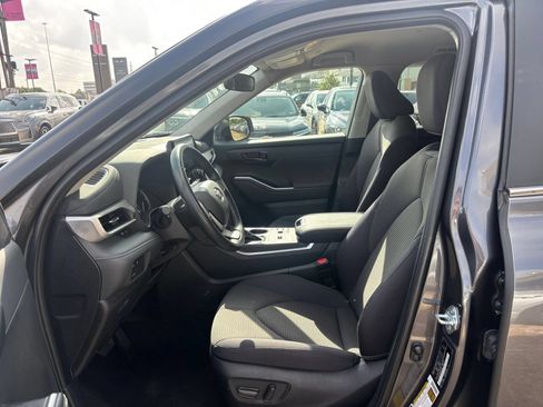 Used 2025 Toyota Highlander LE FWD image 28