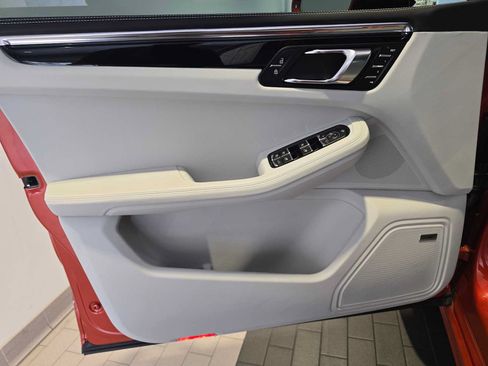 Used 2025 Porsche Macan AWD/4WD image 21