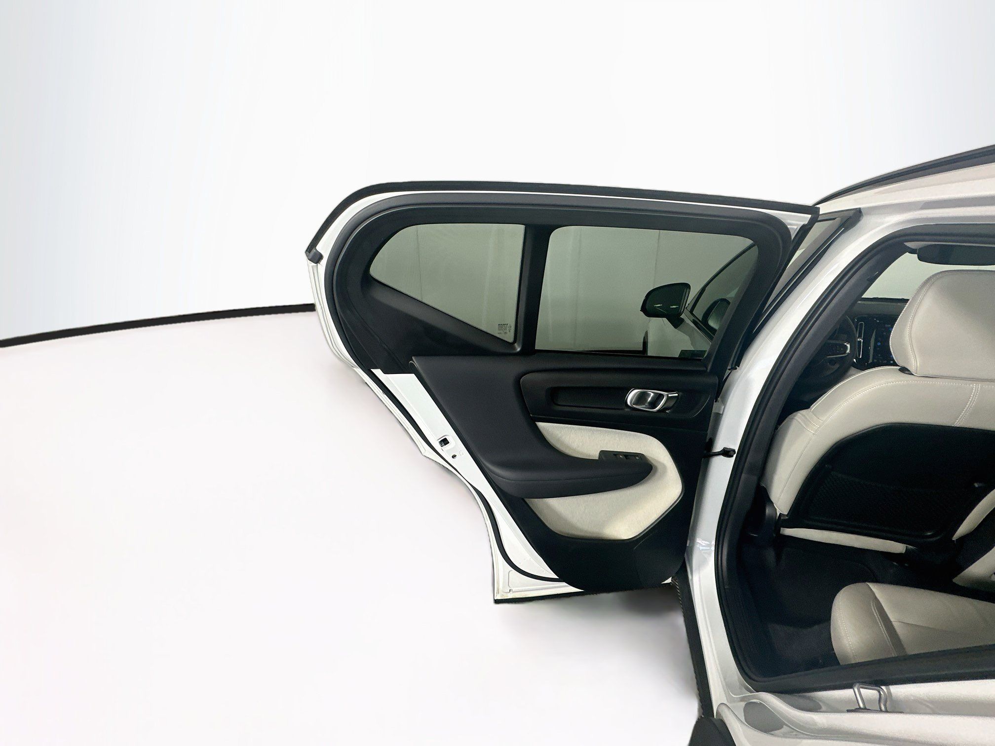 Used 2023 Volvo XC40 B4 Ultimate FWD image 26