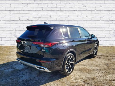 Used 2024 Mitsubishi Outlander SE image 41