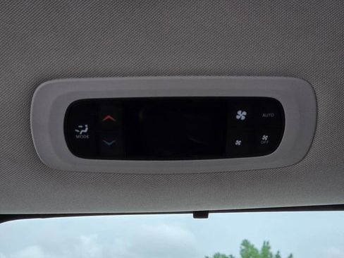 Used 2023 Chrysler Pacifica Touring-L FWD image 15