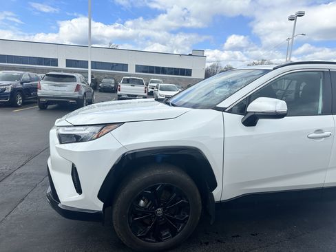 Used 2024 Toyota RAV4 SE w/ Convenience Package image 4