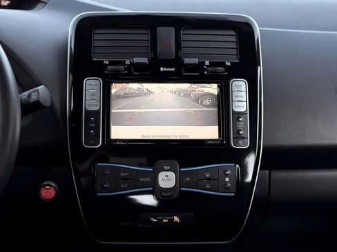 Used 2014 Nissan Leaf SV image 17