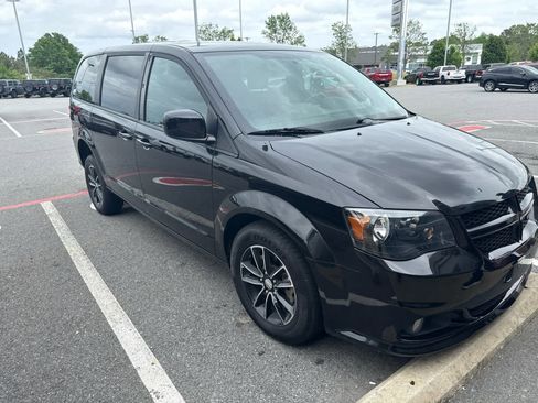 Used 2018 Dodge Grand Caravan SE image 2