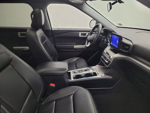 Used 2021 Ford Explorer XLT w/ Equipment Group 202A AWD/4WD image 21