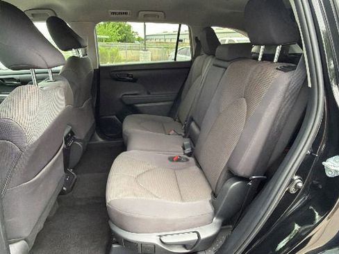 Certified 2025 Toyota Highlander LE FWD image 35