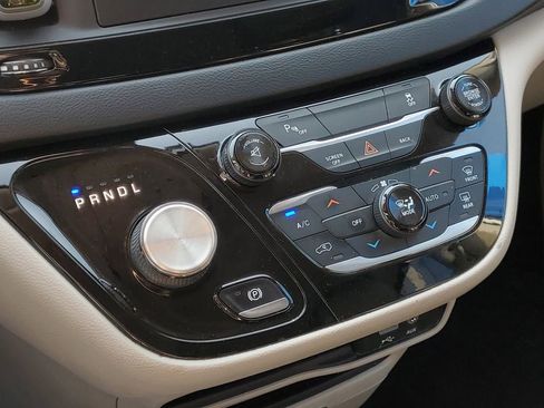 Used 2017 Chrysler Pacifica Touring-L image 25