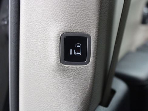 Used 2024 Chrysler Pacifica Limited FWD image 15