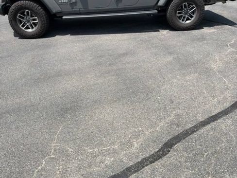 Used 2023 Jeep Gladiator Overland AWD/4WD image 2