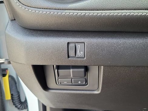 Used 2024 Chevrolet Colorado LT RWD image 19