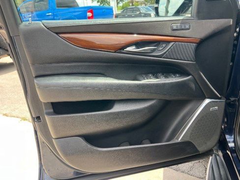 Used 2018 Cadillac Escalade Luxury AWD/4WD image 37