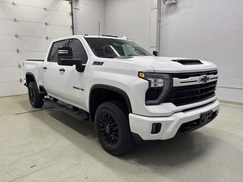 Used 2024 Chevrolet Silverado 3500 LTZ w/ LTZ Plus Package AWD/4WD image 2
