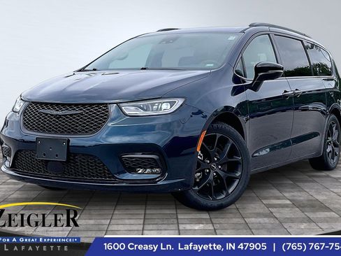 Used 2025 Chrysler Pacifica Limited FWD image 1