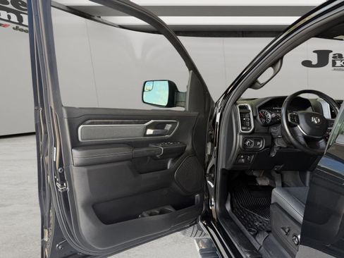 Used 2021 RAM 1500 4x4 Crew Cab image 8