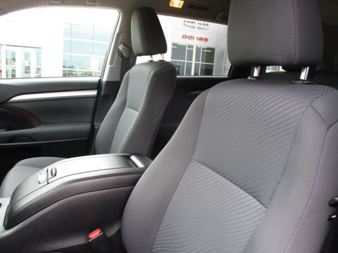 Used 2019 Toyota Highlander LE AWD/4WD image 27