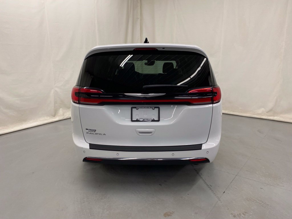 Used 2023 Chrysler Pacifica Touring-L FWD image 8