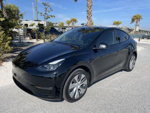 Used 2023 Tesla Model Y AWD image 25