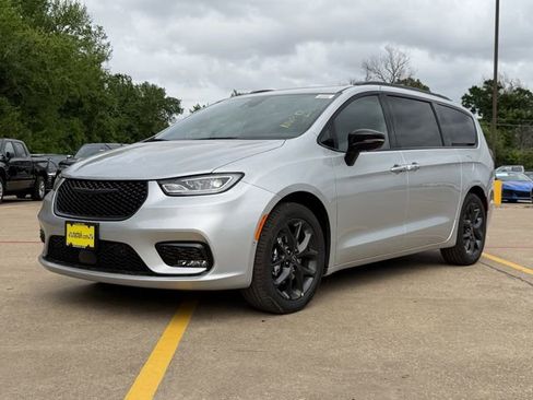 New 2026 Chrysler Pacifica Limited image 4