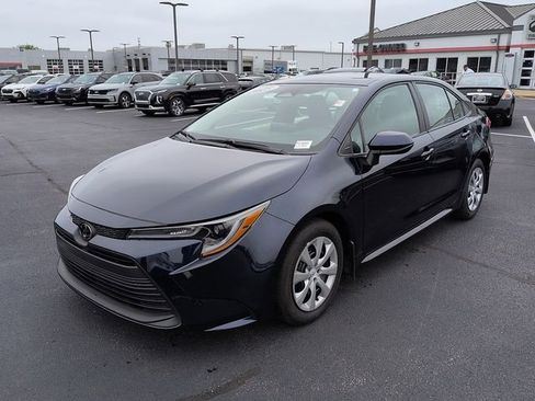 Certified 2025 Toyota Corolla LE FWD image 3