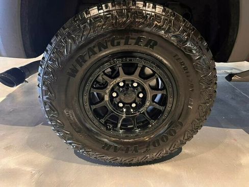 Used 2024 GMC Canyon AT4X w/ AT4X AEV Edition image 11