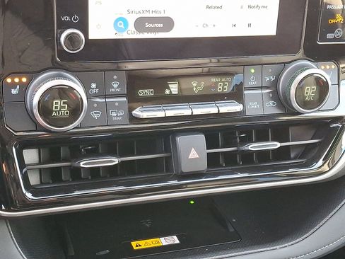 Certified 2024 Toyota Highlander XLE image 16