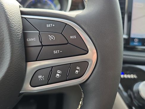 Used 2023 Chrysler Pacifica Limited image 25
