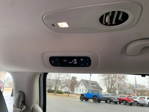 Used 2024 Chrysler Pacifica Touring-L image 25