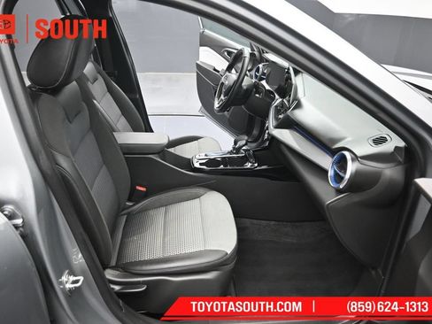 Used 2025 Chevrolet Trax LT w/ LT Convenience Package FWD image 30