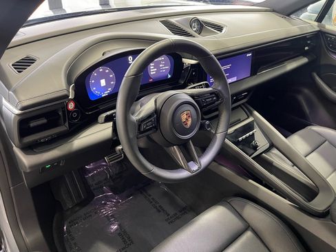 Used 2025 Porsche Macan 4S Electric AWD/4WD image 23