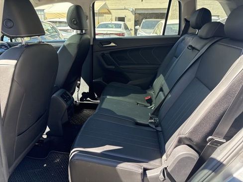 Used 2023 Volkswagen Tiguan SE w/ Panoramic Sunroof Package image 9