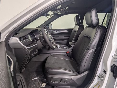 New 2025 Jeep Grand Cherokee Altitude image 11