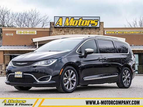 Used 2019 Chrysler Pacifica Limited image 1