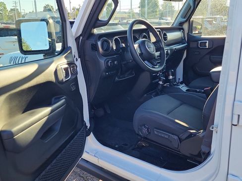 Used 2023 Jeep Wrangler Unlimited w/ Sun & Screen Package AWD/4WD image 9