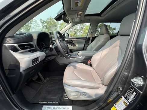 Used 2021 Toyota Highlander Limited AWD/4WD image 25