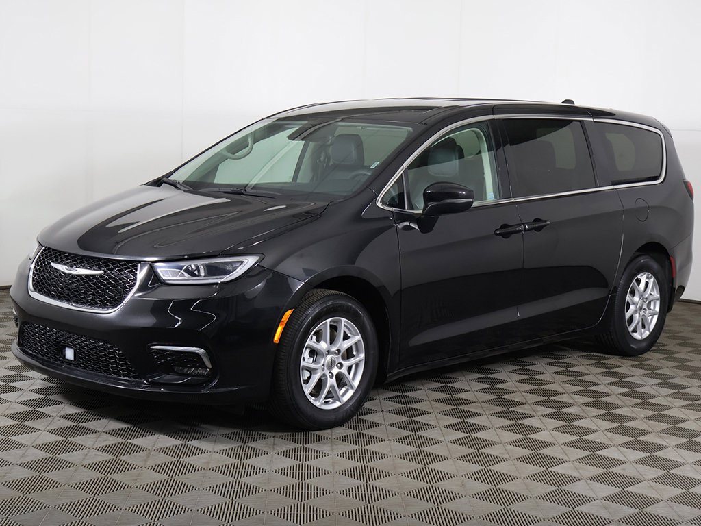 Used 2023 Chrysler Pacifica Touring-L FWD image 9