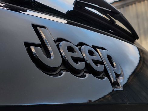 Used 2021 Jeep Grand Cherokee Laredo X image 29