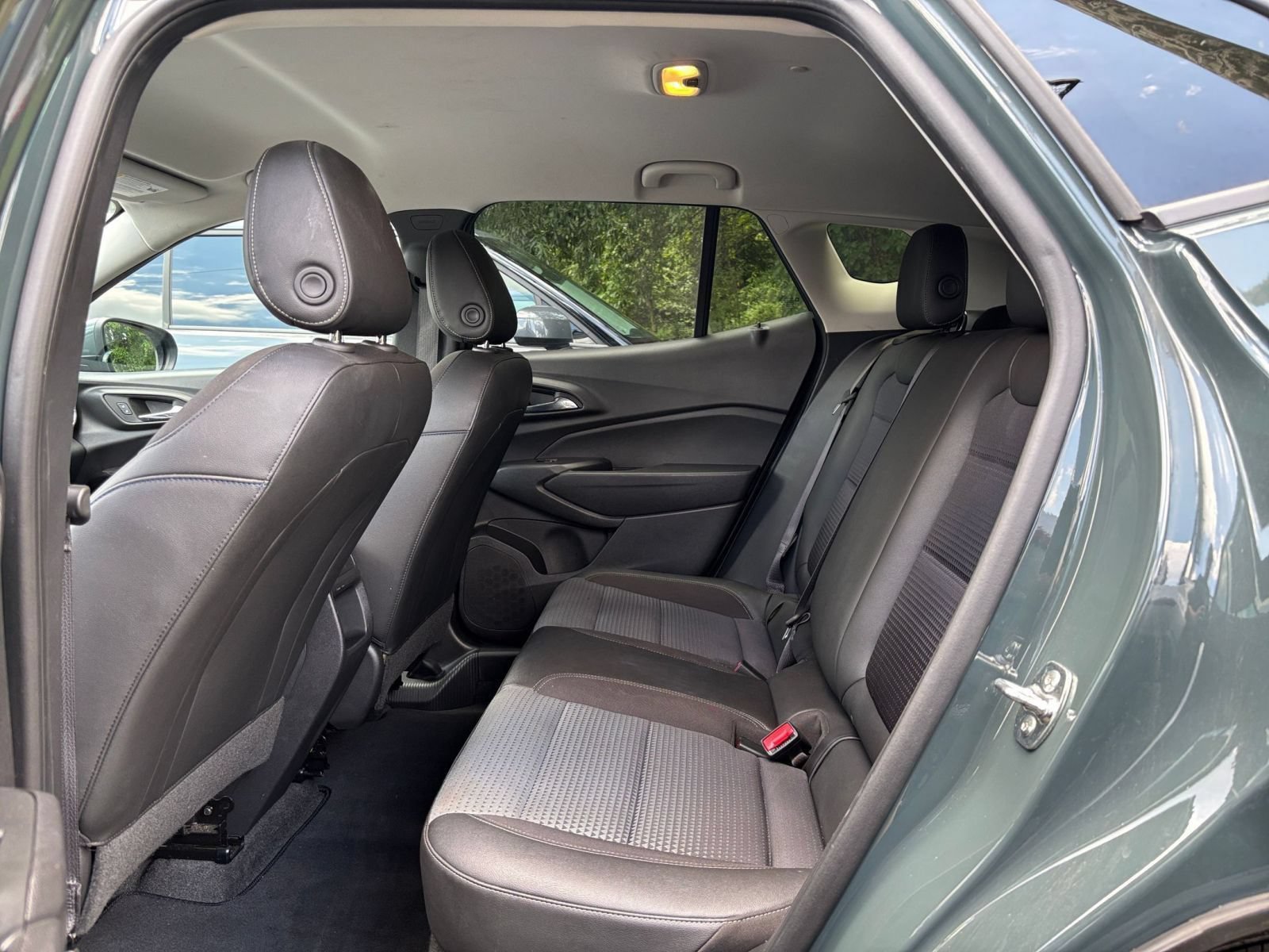 Used 2025 Chevrolet Trax LT w/ LT Convenience Package FWD image 28