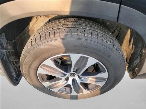 Used 2023 Toyota Highlander XLE image 10