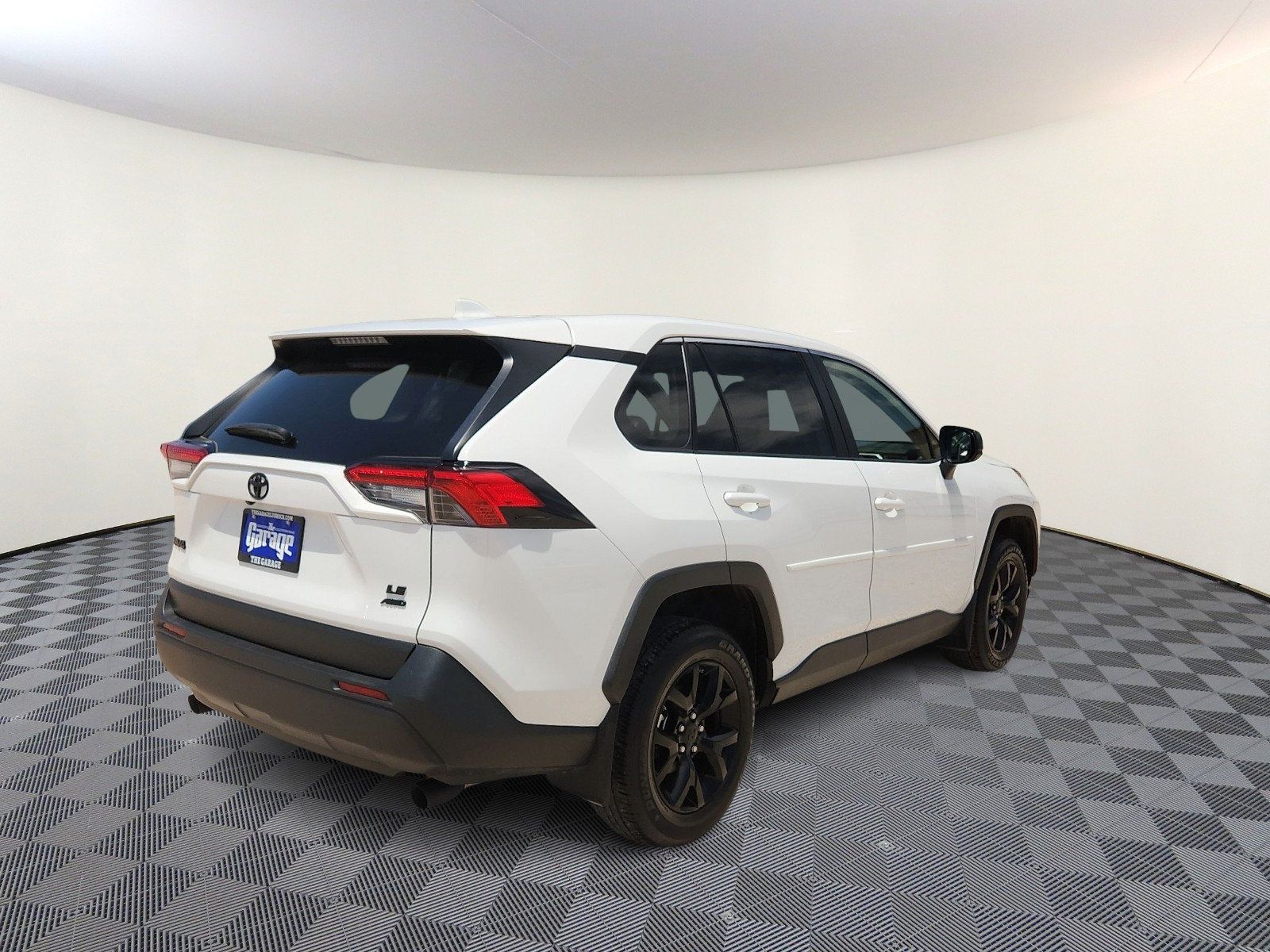 Used 2024 Toyota RAV4 LE AWD/4WD image 4