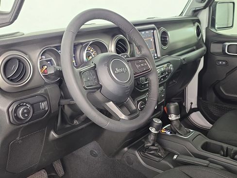 Used 2023 Jeep Gladiator Sport AWD/4WD image 15