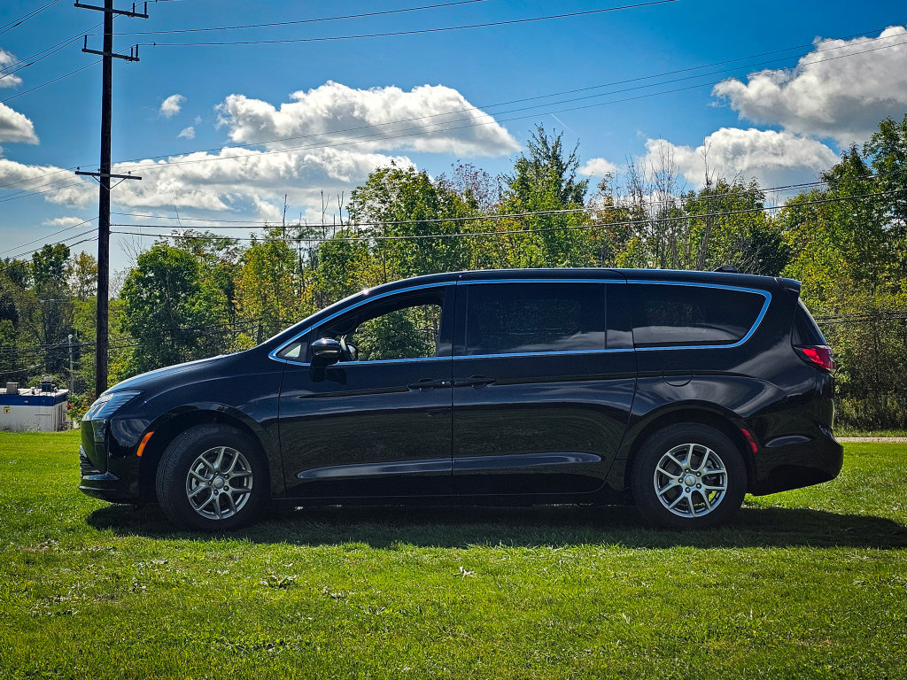 New 2027 Chrysler Pacifica Select FWD image 6