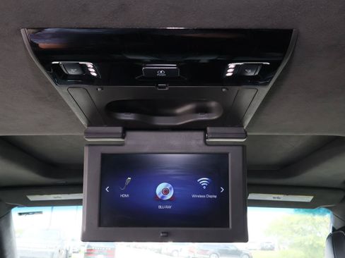 Used 2018 Cadillac Escalade Platinum AWD/4WD image 12